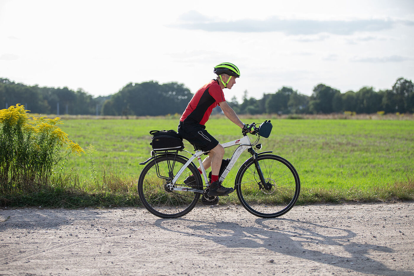 Auf Radtour mit Helm über Land