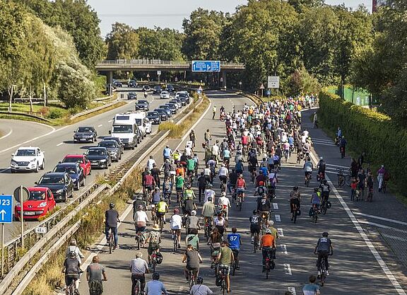 Viele Radfahrende auf der Autobahn.