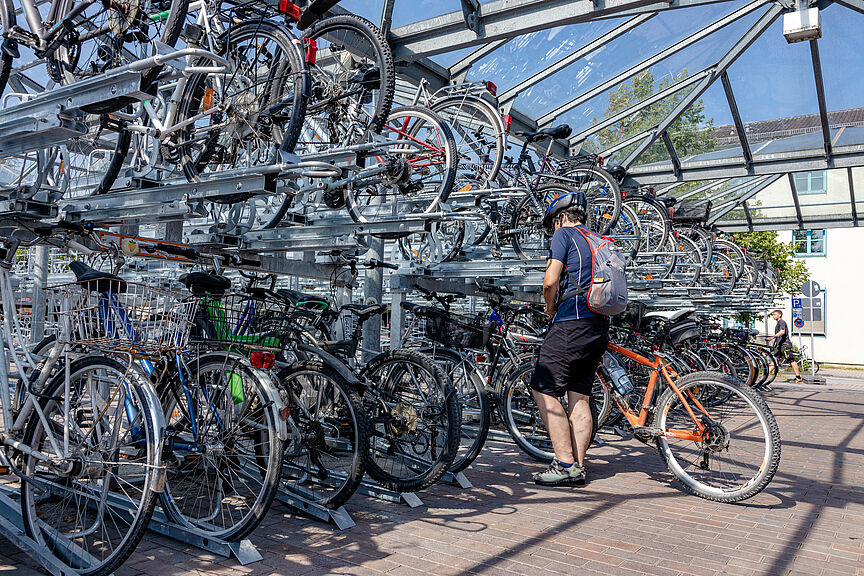 Fahrradabstellanlage an Bahnhof Fahrradabstellanlage an Bahnhof